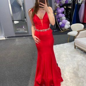 Size 6 red fitted prom dress